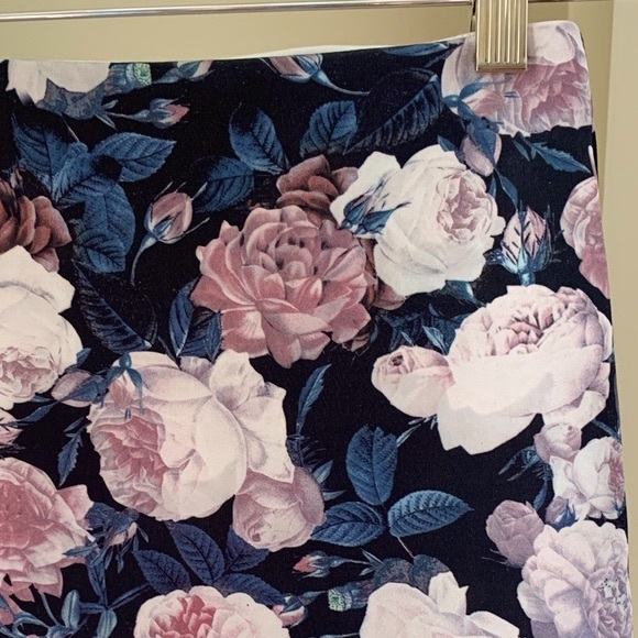 2B bebe size XS Floral Pencil Skirt - Picture 4 of 14